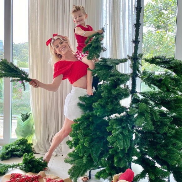 Karina Bacchi monta árvore de Natal com o filho, Enrico