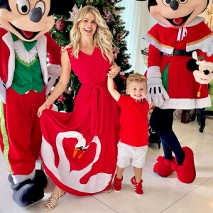 Karina Bacchi usa vestido com estampa de cisne e web elogia look da artista