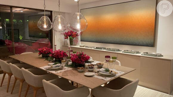 Marina Ruy Barbosa exibe decoração da mesa de jantar de sua casa