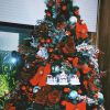 Marina Ruy Barbosa aposta em decoração clássica de Natal com enfeites na cor vermelha e verde