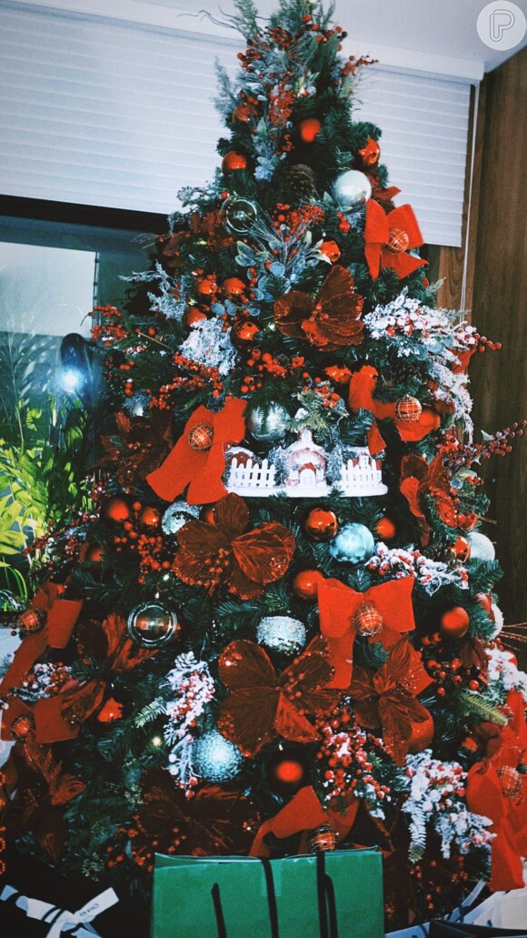 Marina Ruy Barbosa aposta em decoração clássica de Natal com enfeites na cor vermelha e verde
