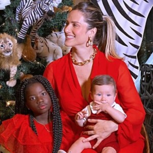 Giovanna Ewbank posa com Bruno Gagliasso e filhos em clima de Natal