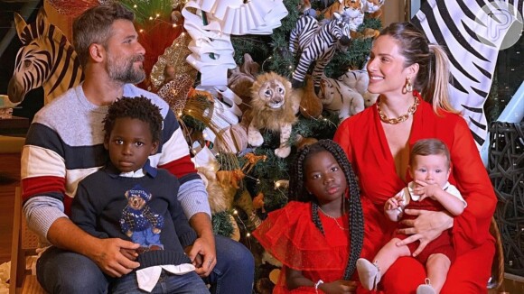 Giovanna Ewbank posa com Bruno Gagliasso e filhos em clima de Natal