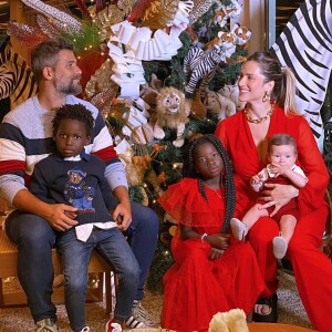 Giovanna Ewbank e Bruno Gagliasso posam ao lado de árvore temática