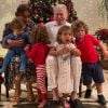Em clima de Natal, Silvio Santos posa com mulher, Íris Abravanel, e netos