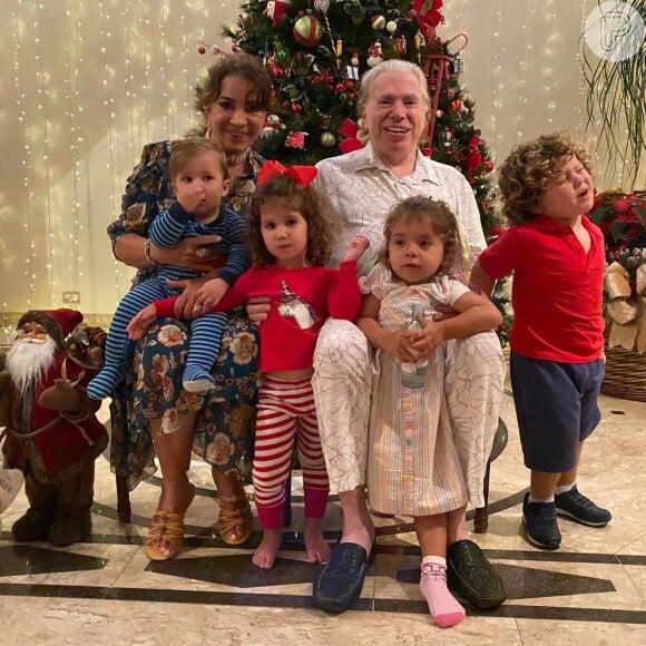 Silvio Santos reúne netos em foto de Natal