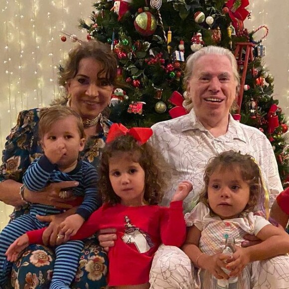 Silvio Santos reúne netos em foto de Natal