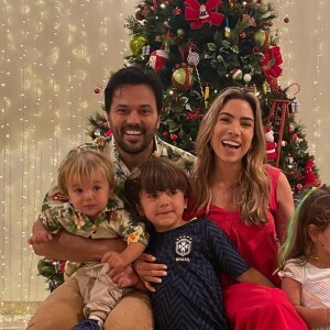 Patricia Abravanel reúne marido e os filhos em foto de Natal