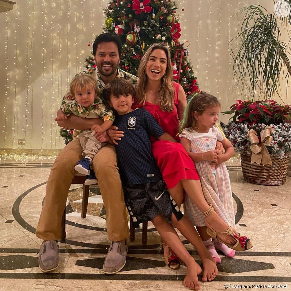 Patricia Abravanel reúne marido e os filhos em foto de Natal Purepeople Patricia Abravanel reúne marido e os filhos em foto de Natal Purepeople