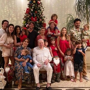 Silvio Santos com a mulher, filhas, netos e genros em foto de Natal