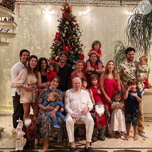 Silvio Santos com a mulher, filhas, netos e genros em foto de Natal