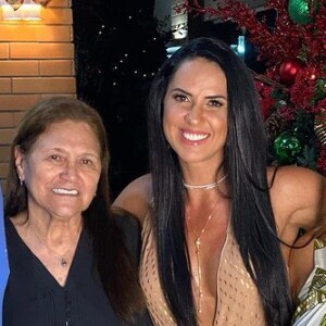 Graciele Lacerda posa com Zezé Di Camargo e a família no Natal