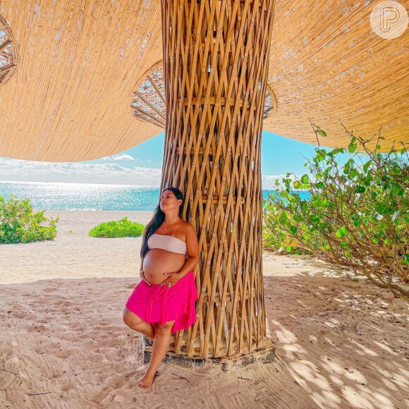 Simone Mendes exibe orgulhosa novas curvas do corpo na gravidez