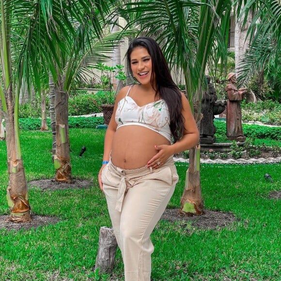 Simone, da dupla com Simaria, mostra barriga de gravidez em foto