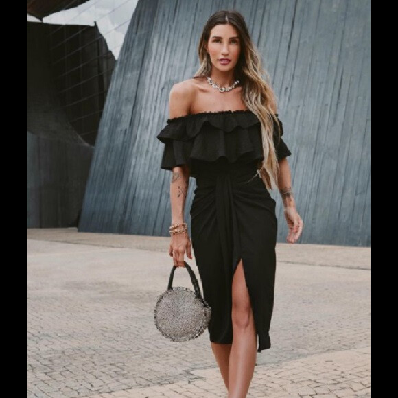 O cropped usado por Aline em look praia, no tamanho original e na versão preta