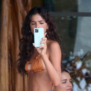 Bruna Marquezine brincou com paparazzi ao ser fotografada com amigos em ilha do Rio