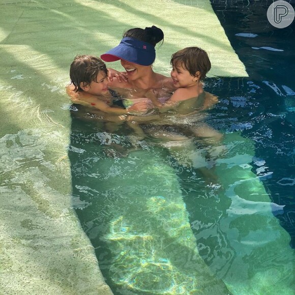 Andressa Suita curtiu dia de piscina com as amigas em casa na última tarde de 2020