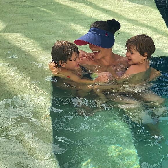 Andressa Suita curtiu dia de piscina com as amigas em casa na última tarde de 2020