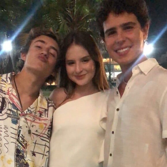 Sophia Valverde brincou com a própria altura em foto com Igor Jansen e Enzo Krieger