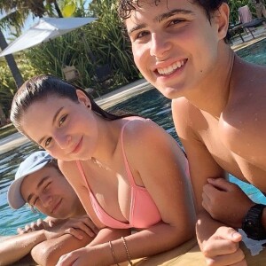 Sophia Valverde, Igor Jansen e Enzo Krieger curtiram dia de piscina no Ceará