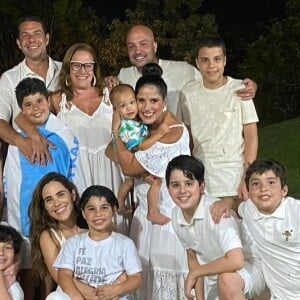 Camilla Camargo reuniu o marido, o filho, a irmã, o cunhado, os sobrinhos e mais membros da família em festa de réveillon