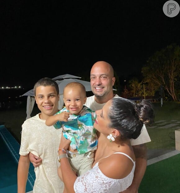 Camilla Camargo posou com o marido, Leonardo Lessa, o filho, Joaquim, e o enteado, Antonio, na festa da virada