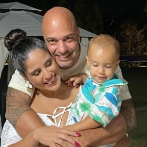 Camilla Camargo posou com marido e filho