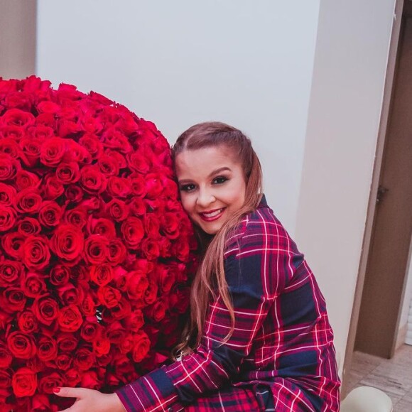 Maiara ganha buquê gigante por aniversário de 2 anos com Fernando