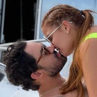 Maiara, de maiô cavado, troca beijo com Fernando Zor em barco. Foto!