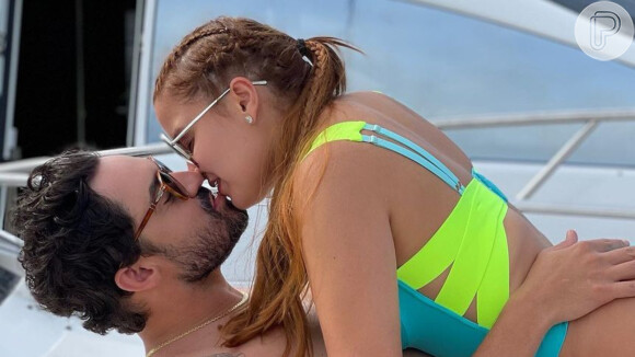 Maiara e Fernando trocam beijo em iate em Balneário Camboriu, em 2 de janeiro de 2021
