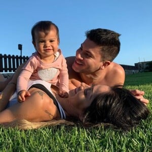 Mayra Cardi disse que viajou para 'um lugar no meio do nada' com a filha e o ex Arthur Aguiar