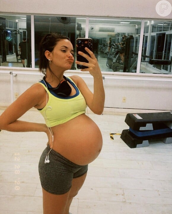 Talita Younan se espantou com o tamanho do seu barrigão no final da gravidez