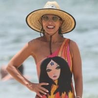Juliana Paes exibe corpão em maiô de um ombro só ao curtir praia com a família. Fotos!