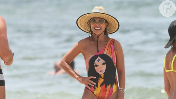 Juliana Paes aproveita dia de sol em praia do Rio de Janeiro, nesta quinta-feira, 07 de janeiro de 2021