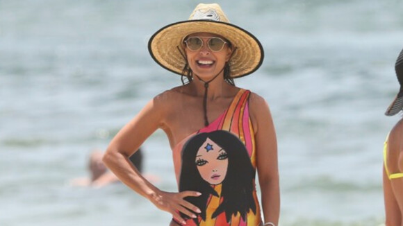 Juliana Paes exibe corpão em maiô de um ombro só ao curtir praia com a família. Fotos!