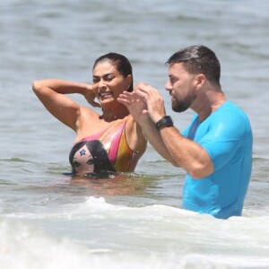 Juliana Paes dá mergulho no mar com o marido, Carlos Eduardo Baptista