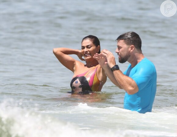 Juliana Paes dá mergulho no mar com o marido, Carlos Eduardo Baptista