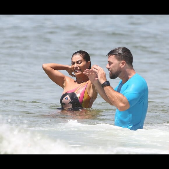 Juliana Paes dá mergulho no mar com o marido, Carlos Eduardo Baptista