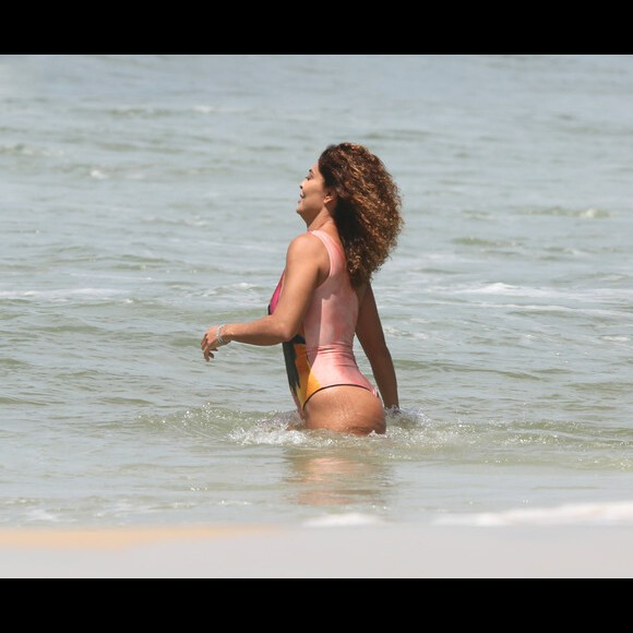 Juliana Paes exibe cabelo cacheado após transição ao mergulhar no mar