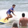 Juliana Paes leva seus filhos, Pedro e Antonio, para fazer aula de surfe na praia da Barra da Tijuca, no Rio de Janeiro