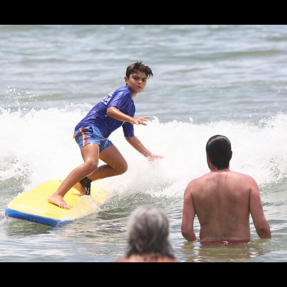 Juliana Paes leva seus filhos, Pedro e Antonio, para fazer aula de surfe na praia da Barra da Tijuca, no Rio de Janeiro