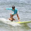 Juliana Paes assiste o filho, Antonio, em pé em prancha de surfe