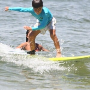 Juliana Paes assiste o filho, Antonio, em pé em prancha de surfe