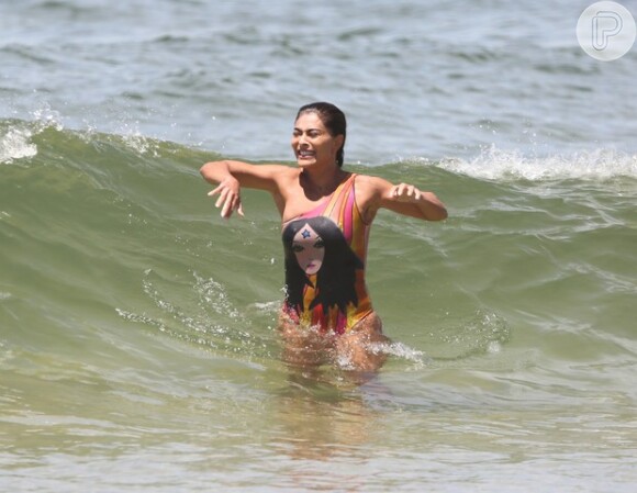 Juliana Paes se refresca com banho no mar do Rio de Janeiro