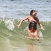 Juliana Paes pula de onda na praia da Barra da Tijuca, zona oeste do Rio de Janeiro