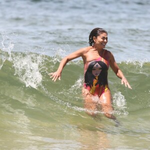 Juliana Paes pula de onda na praia da Barra da Tijuca, zona oeste do Rio de Janeiro