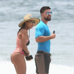 Marido de Juliana Paes, o empresário Carlos Eduardo Baptista curte praia com a atriz e filhos