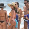 Juliana Paes se reúne com família e amigos em praia do Rio de Janeiro