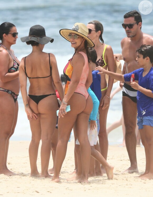 Juliana Paes se reúne com família e amigos em praia do Rio de Janeiro