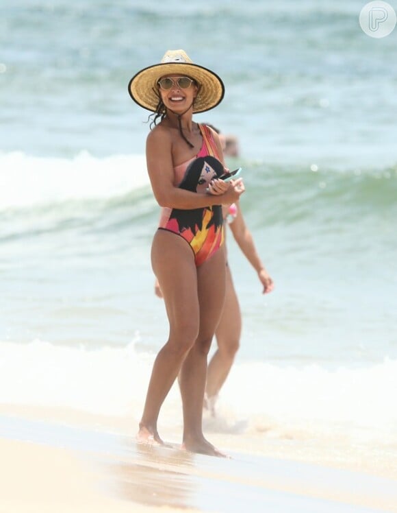 Juliana Paes exibe maiô de um ombro só e estampa da Mulher-Maravilha em ida à praia